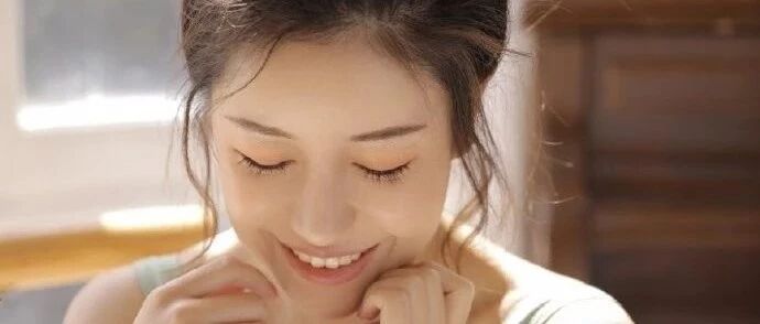 搞笑GIF：前女友来买饼吃了，看她瘦了，楞给她加了六个鸡蛋