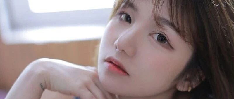 搞笑GIF：姑娘捕鱼方式很特别，我怎么发现有些不对劲