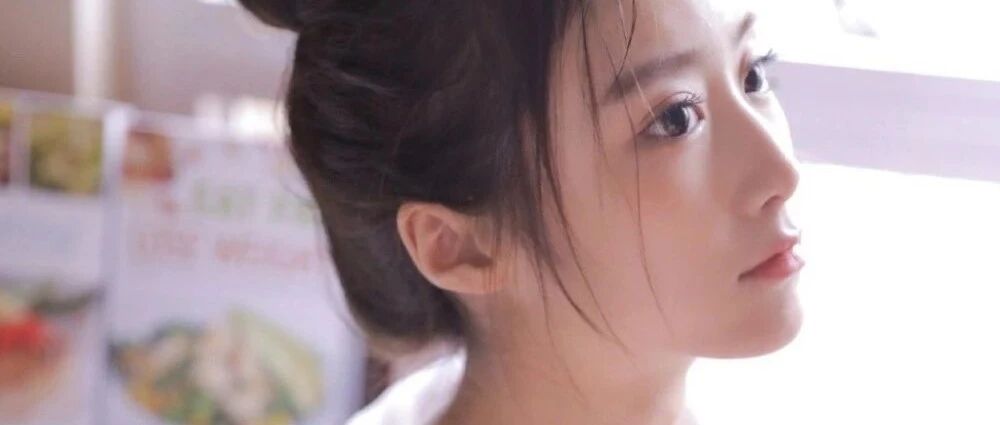 搞笑GIF：这一定是一条鲤鱼吧，因为鲤鱼特别喜欢吃玉米