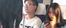 搞笑GIF：你们可能喜欢对面的小姐姐，而我喜欢抖腿的小姐姐