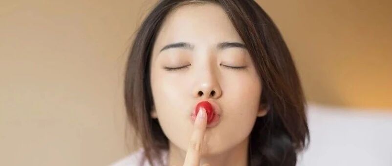 搞笑GIF：大哥这下大意了吧，真以为冷血动物是好惹的吗？