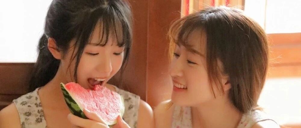 搞笑GIF：一直会伪装的狗，看样子没少被猫咪欺负！