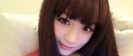 搞笑GIF：妹子玩跳床，大开你的眼界！