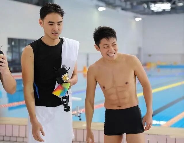 任嘉伦穿肌肉衣男明星假肌肉大赏