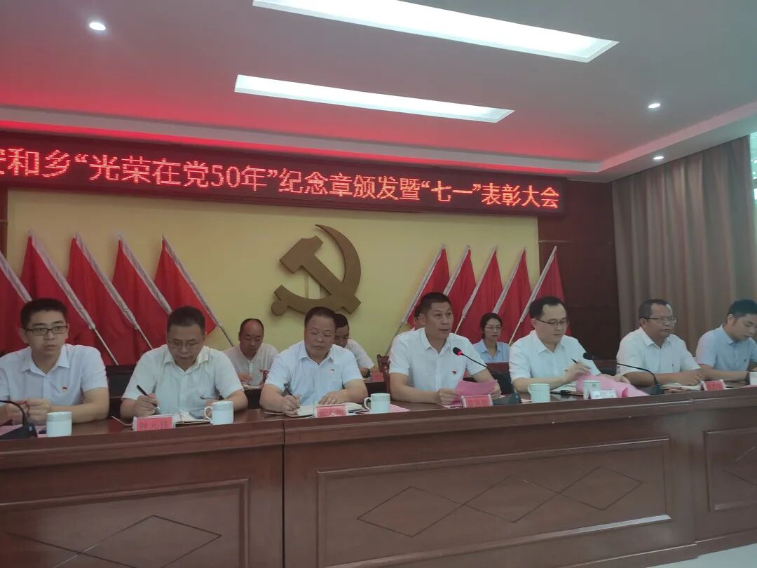 蓝贤波同志对受表彰的同志和其他年轻党员同志提了三点希望:一是希望