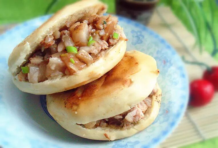 种类繁多 首屈一指的 就是"焙子" "焙子"这个叫法 充满了包头特色