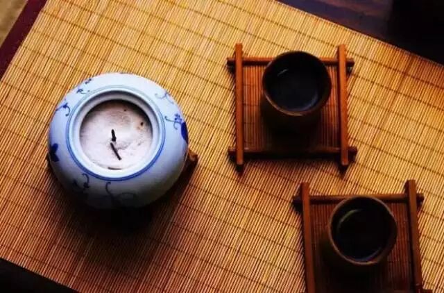 别老玩手机，有空坐下来喝喝茶吧