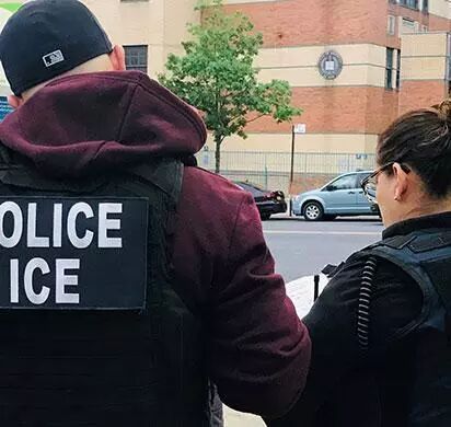 中国公民遭逮捕！ICE地毯式执法搜查！一年逮捕遣返25万人（组图） - 4