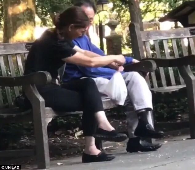 厉害了！亚裔男女公园徒手捉麻雀 炸了下酒? 网友怒斥：中国人什么都吃！（视频/组图） - 2