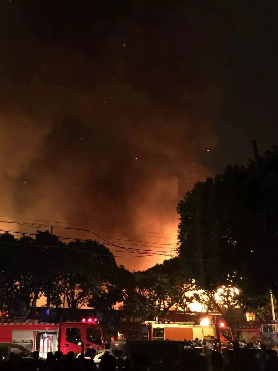 航拍台江大火!火光沖天,有炸裂聲……消防緊急斷電封路,居民安置賓館