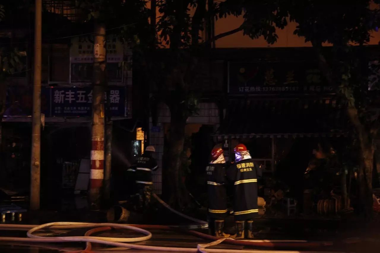 航拍台江大火!火光沖天,有炸裂聲……消防緊急斷電封路,居民安置賓館