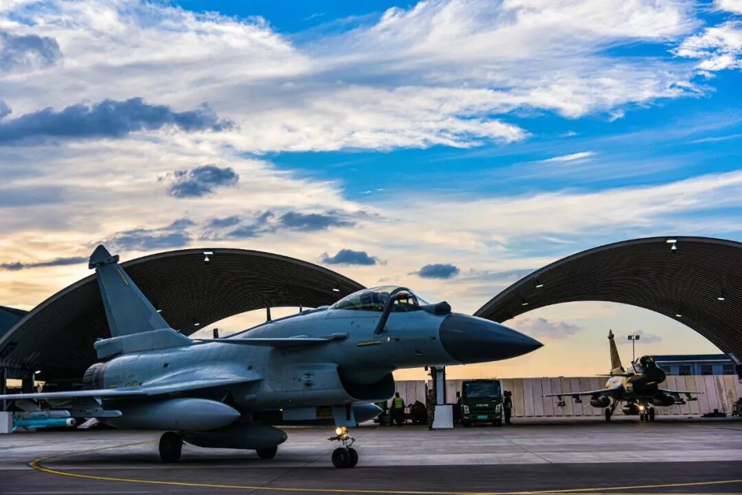 大纲要求南部战区空军某旅一片繁忙景象引擎轰响,车来人往西南某机场
