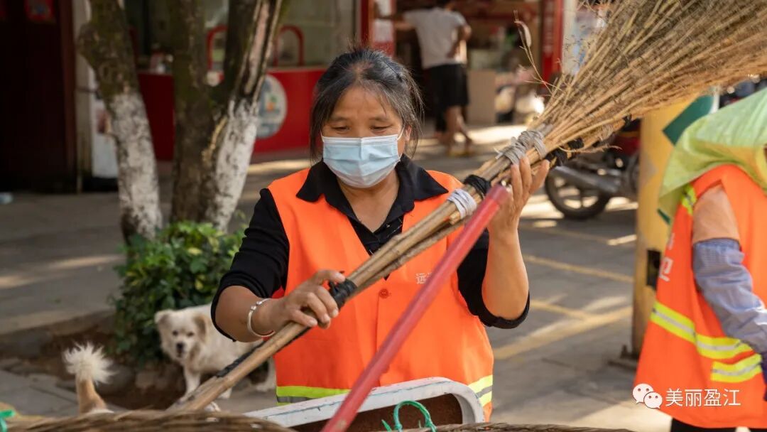一个簸箕,一顶草帽,一辆环卫车,就是叶存美的"装备",她平凡的岗位上