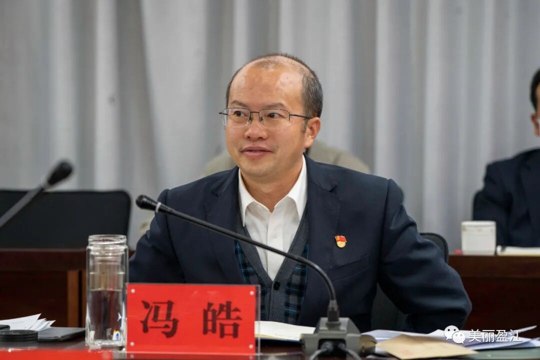 聚焦两会丨冯皓主持召开盈江部分政协委员和企业代表座谈会