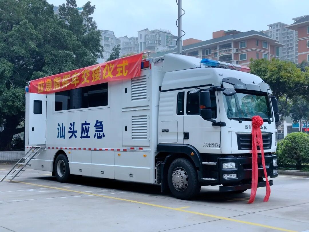 市应急管理局举行应急通信指挥车交接仪式