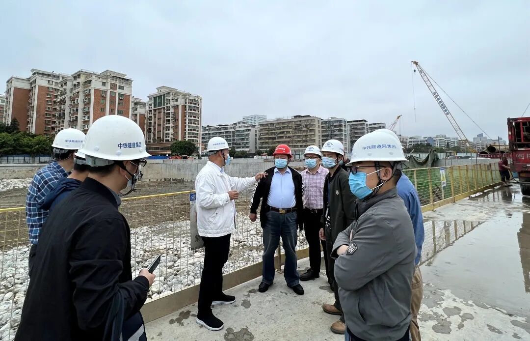 督查组先后检查了海湾隧道涉汕头大围龙湖沟出海口工程,海滨路东延涉