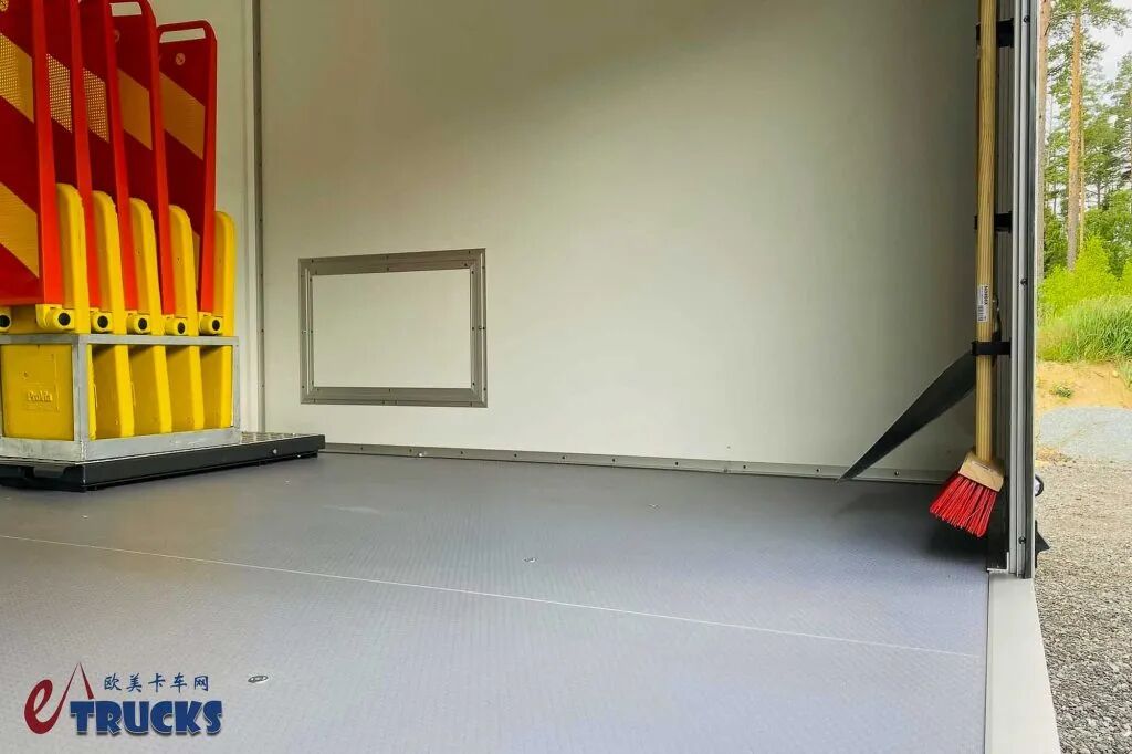 高速养护作业守护神！搭载五缸柴油机，斯堪尼亚P 280防撞缓冲车实拍