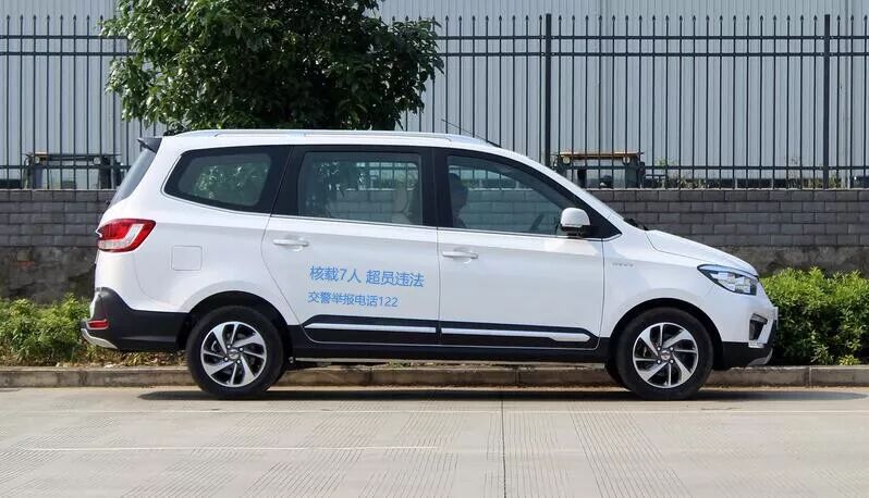 车管所喷字又出新花样!"核载7人"四个字变为九个