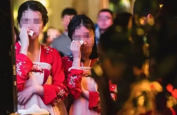 伴郎“被动”跟新娘发生关系，事后哭诉：她在上面，我没动