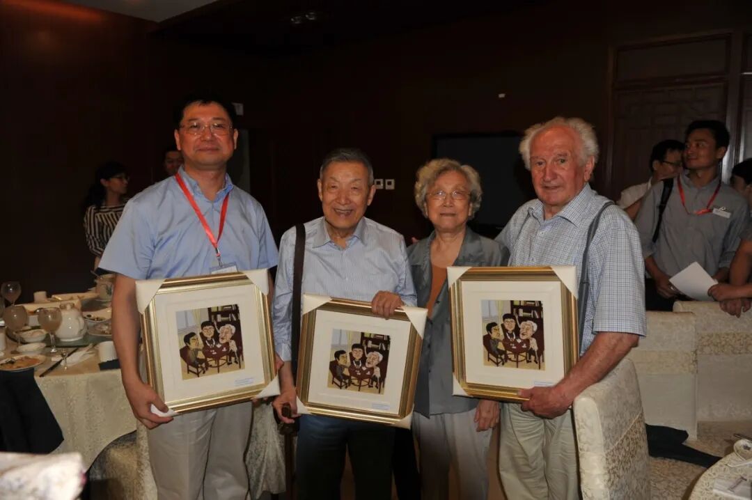 2015年7月，张希、沈家骢、高蒨、ringsdorf于清华大学（手持漫画为学生们专