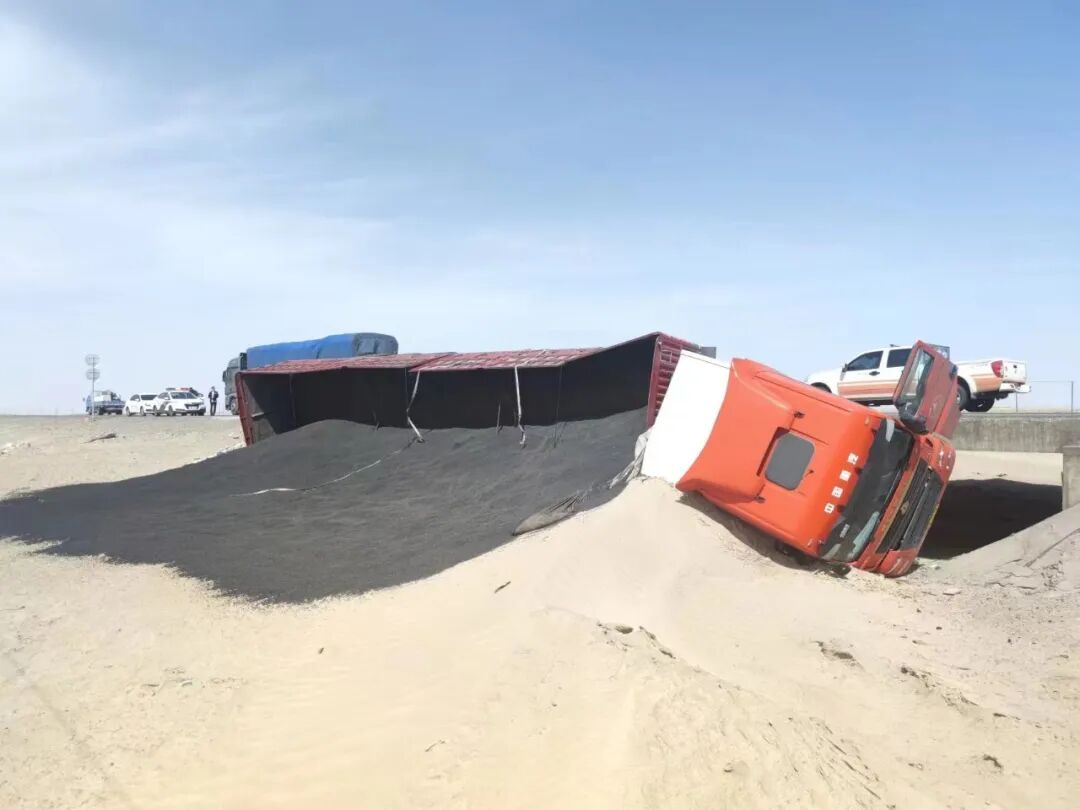 某驾驶新b*****重型半挂车行驶时,车辆驶下路基发生侧翻导致货物洒落