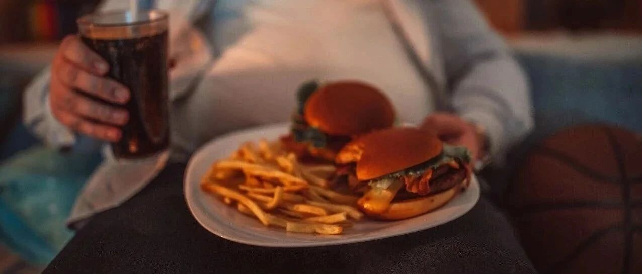 杭州23岁小伙搞副业，每天直播吃成网红“大胃王”，一年后悔惨……