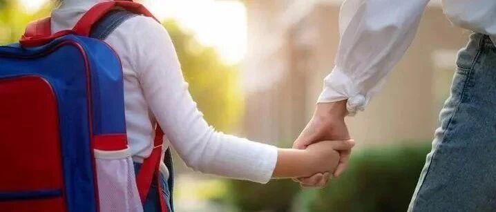 从幼儿园出来怎么不吭声？女儿嘴里掏出一块肉皮，妈妈瞬间哭了……