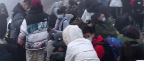 冻崩溃了：游客凌晨挤满厕所取暖，孩子头戴尿不湿防寒……