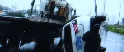 先被追尾，接着被摔下拖车……新车瞬间变废车