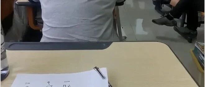 “我没有尽力，也没有放弃！”浙江妈妈去开家长会，座位上一张字条让她瞬间泪崩……