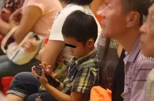 如果想毀掉一個孩子，就給他一部手機！別的國家都開始立法禁止了！ 科技 第2張