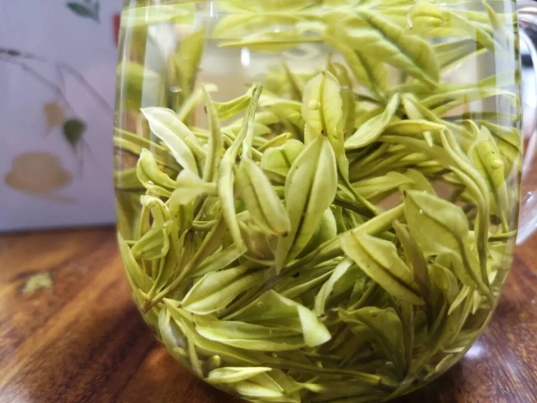 喝一杯春茶，仿佛喝下了整个春天。