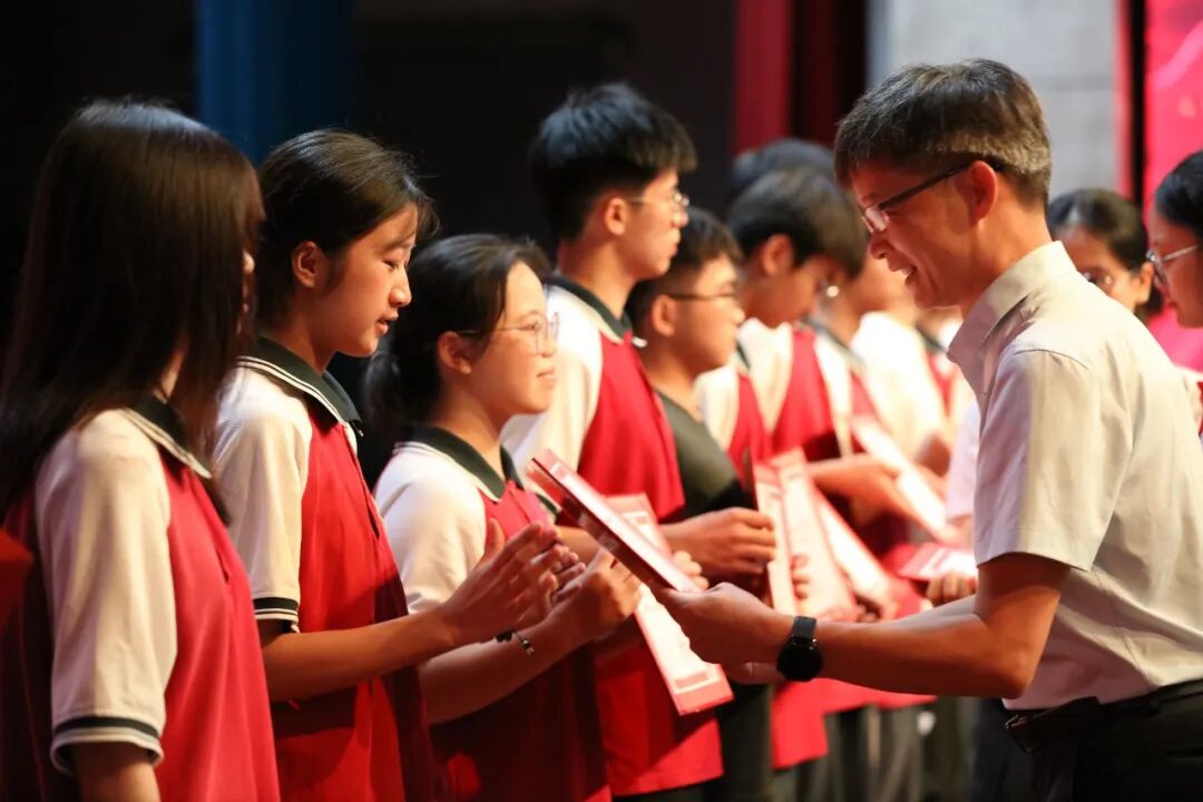 磨志功校长给优秀毕业生颁发证书 (7).JPG