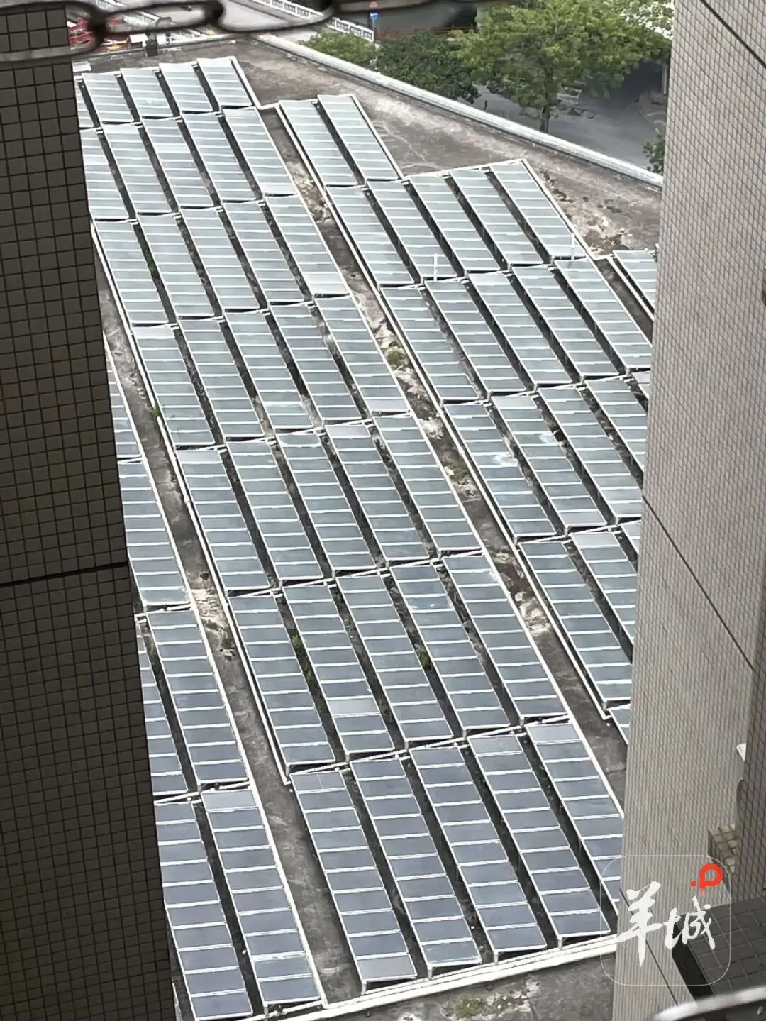 辅助热水供热的太阳能板有不少已老化