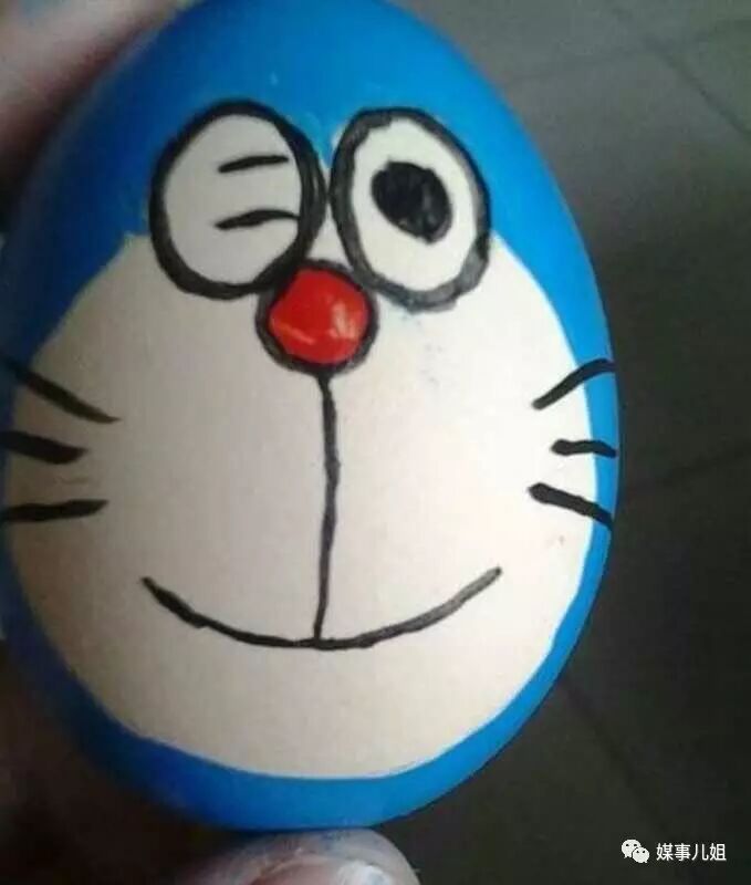 看,普普通通的鸡蛋经孩子们的手里摇身一变就成了叮当猫!