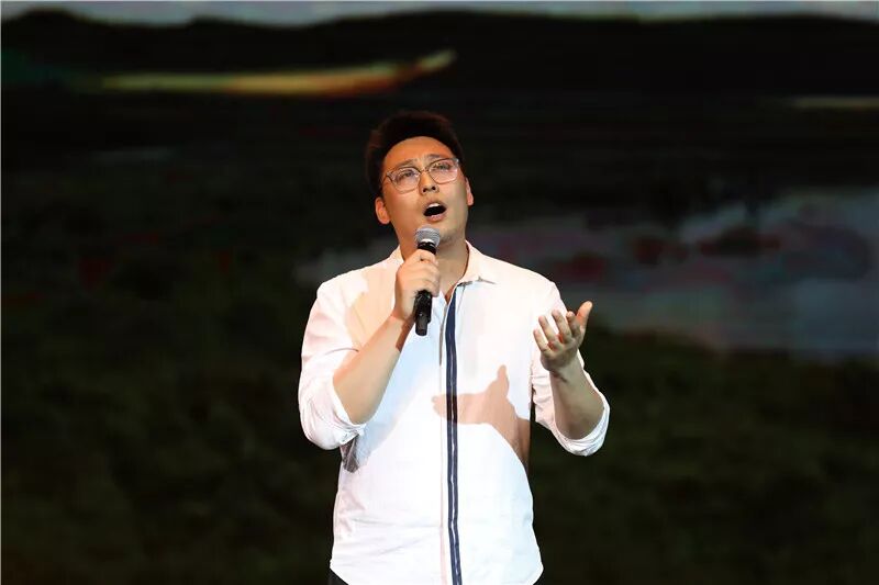 闫美林老师通过歌曲《火把节的火把》再现了彝族热闹的火把节.