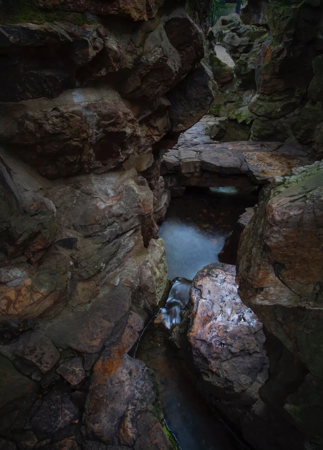 他于园中以黄石叠山,引惠山泉水为溪,成「八音涧」