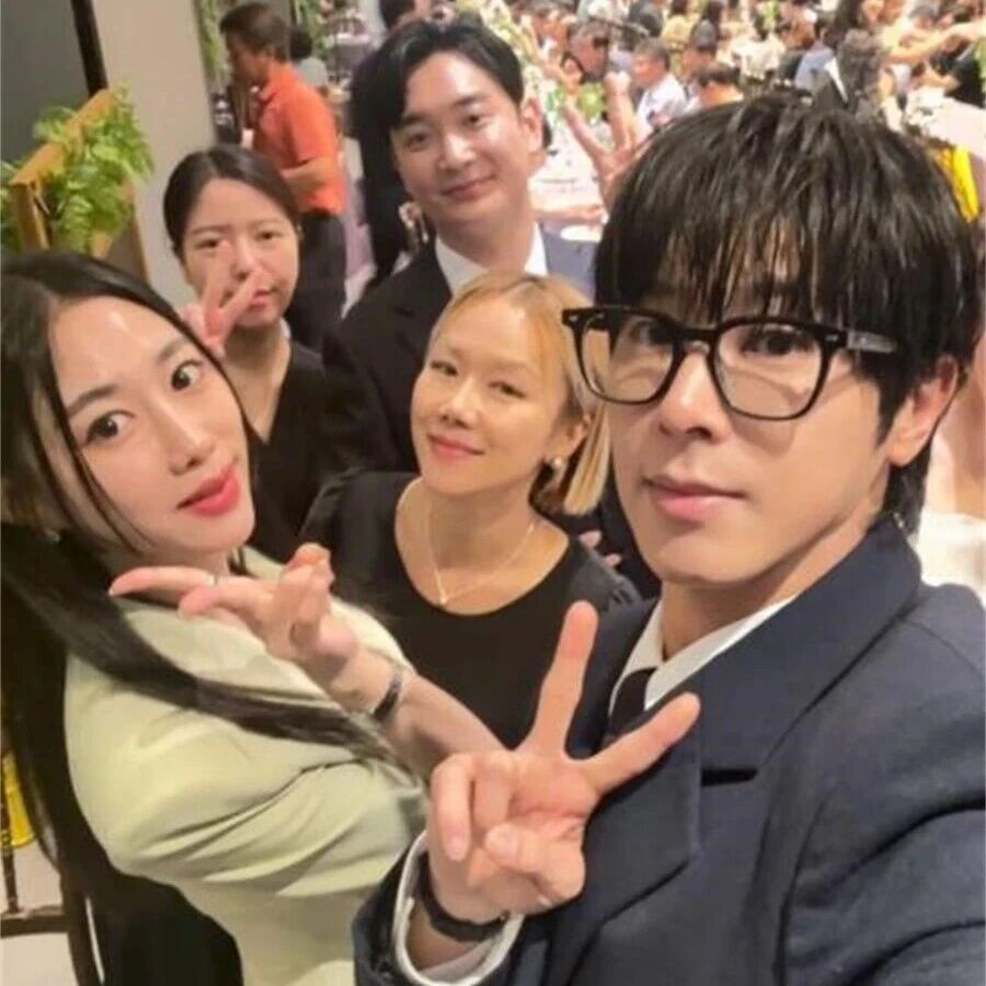 郑允浩出席表弟婚礼,妹妹一家也在