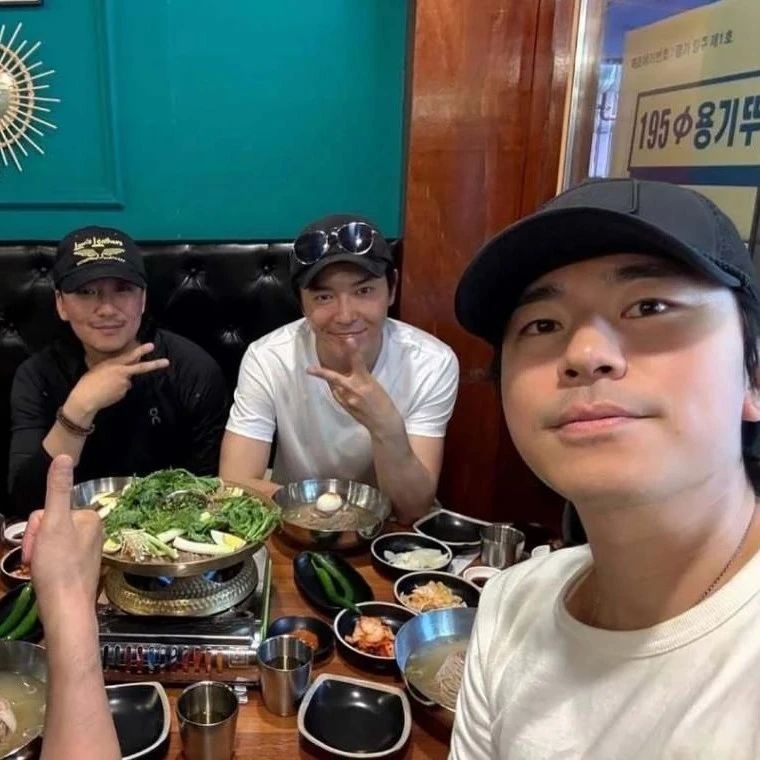 金南佶晒和金材昱合照,痞帅十足!