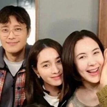 李秉宪妹妹晒和哥嫂合照