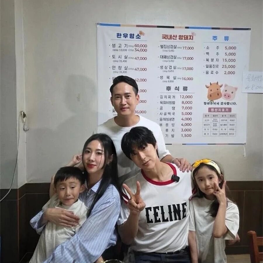郑允浩妹妹晒聚餐照,两个孩子都长得像爸爸