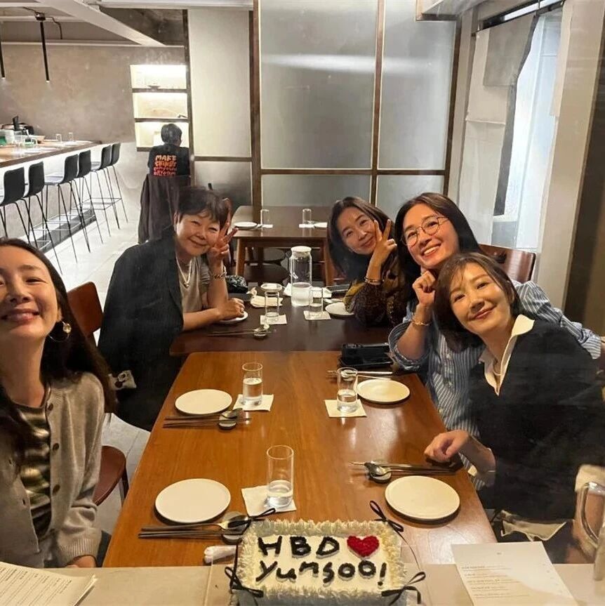 崔智友为好友吴妍秀庆生,漂亮姐姐们的感情真好