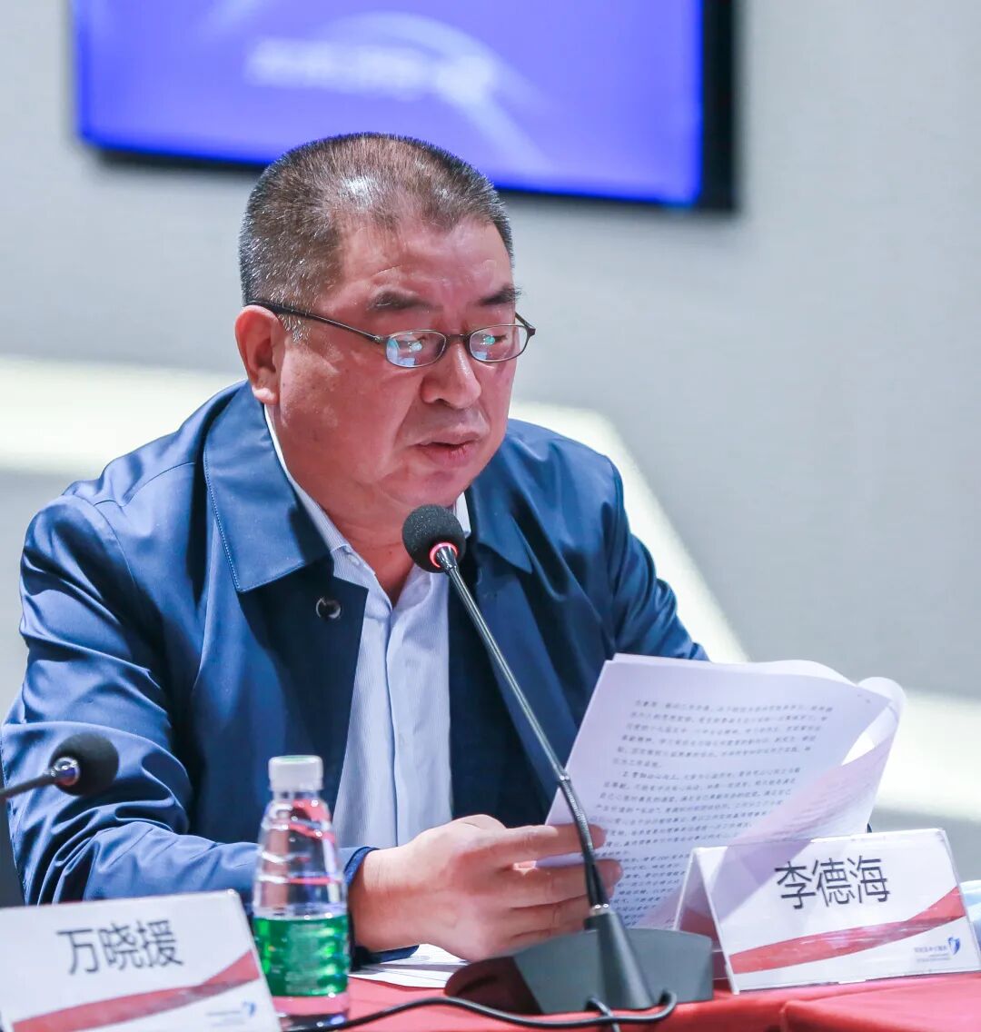 会议审议通过了李德海会长作的《阿拉善生态基金会 2021 年工作总结及