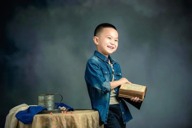 青岛8岁男孩再登诗词大会横扫千军一人挑战百人对答如流