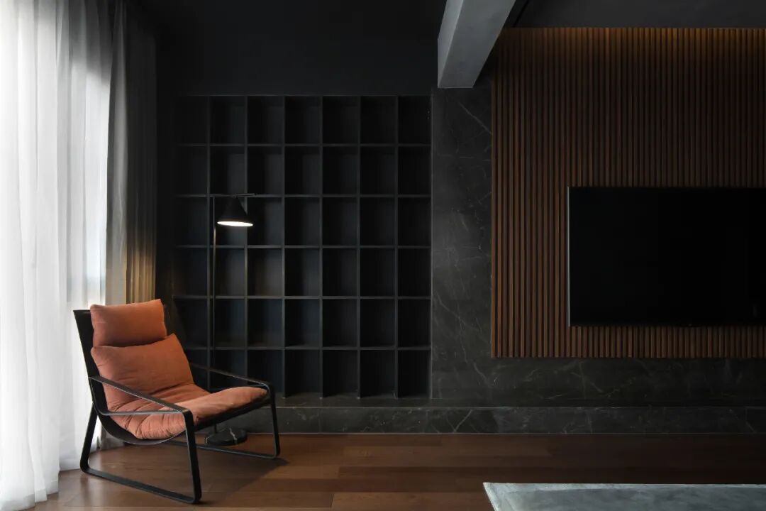 质地较硬,石材,水泥色艺术涂料,黑色墙漆的组合让空间披上冷酷的外衣