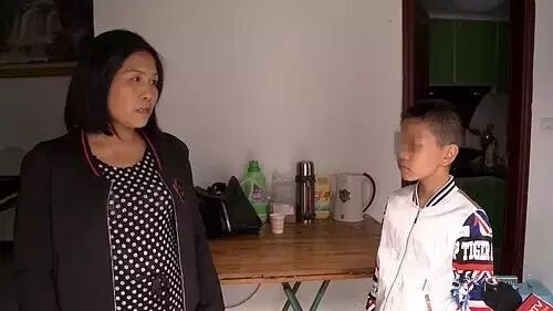 “双亲被隔绝，8岁女孩刷爆网银”：小孩要学钱，是两个家庭成员的意外事件(图4)