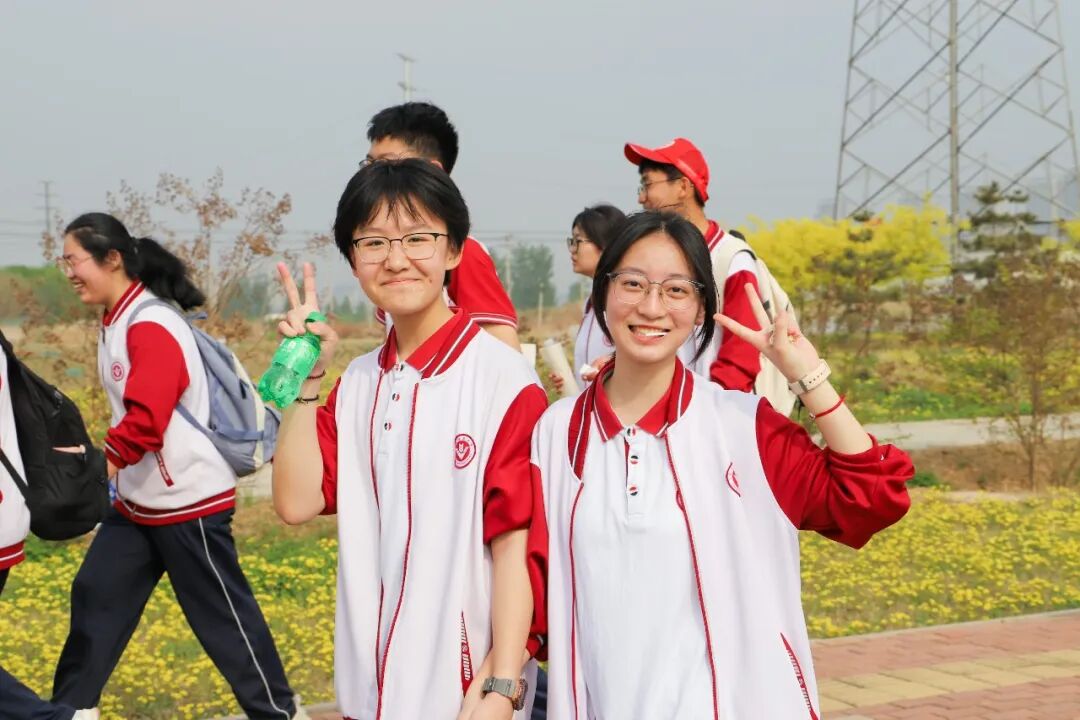 邢台一中学举行80华里远足活动