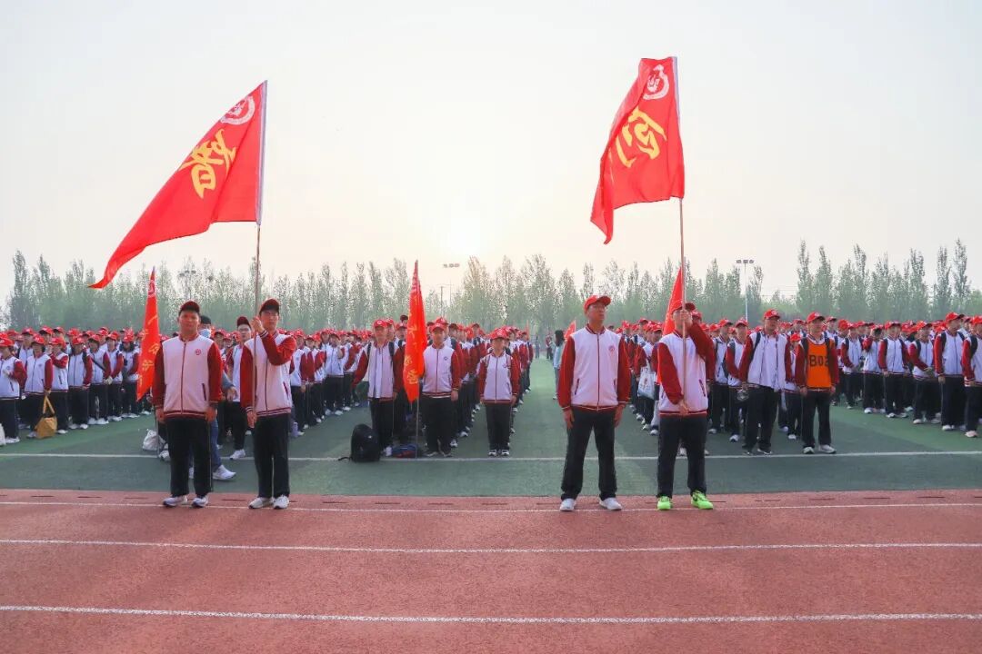 邢台一中学举行80华里远足活动