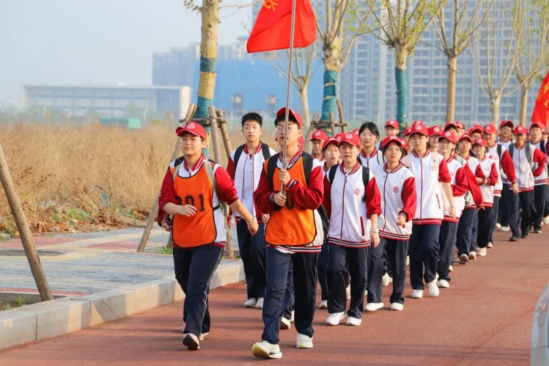 邢台一中学举行80华里远足活动