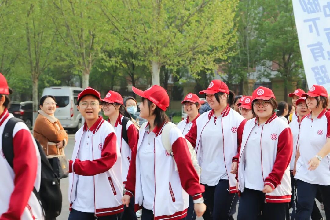 邢台一中学举行80华里远足活动